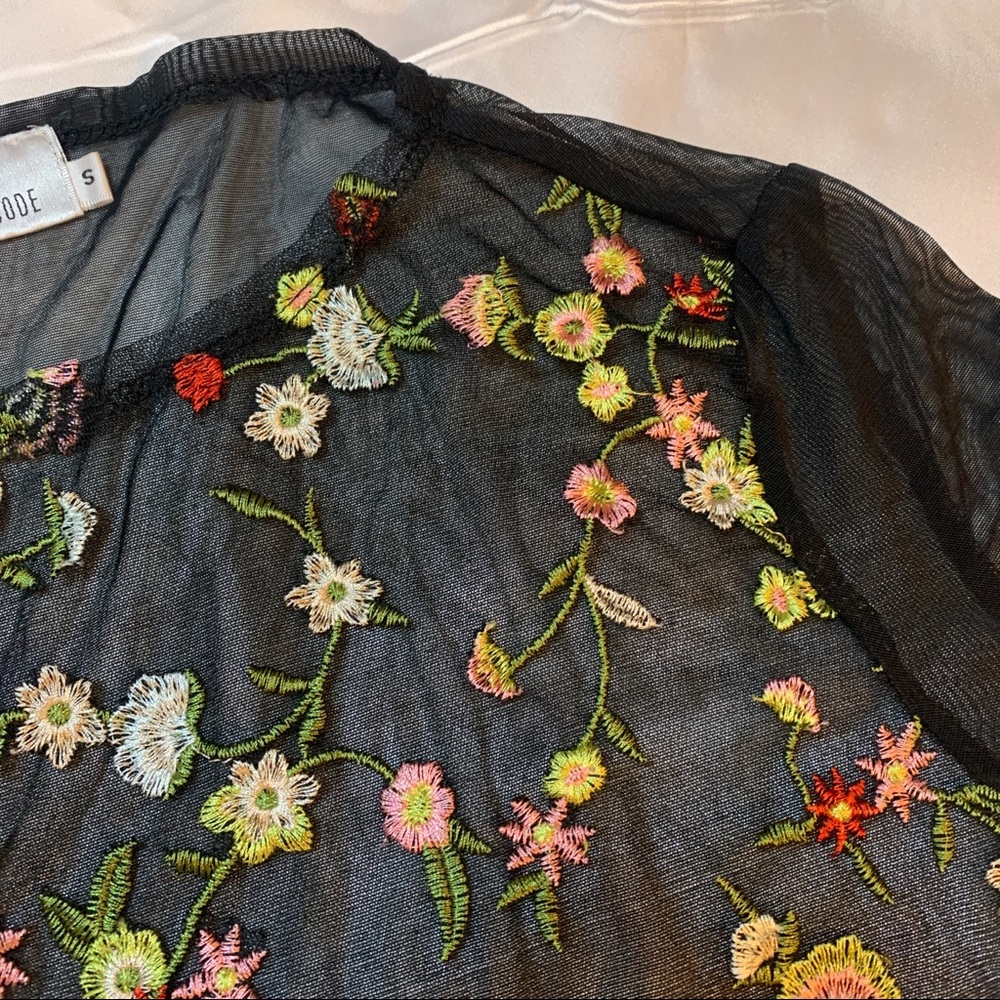LF Dresscode Floral Mesh Crop Top - Picture 6 of 11